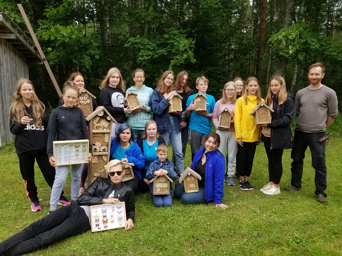 Noored looduskaitsjad koos enda valmistatud putukahotellidega