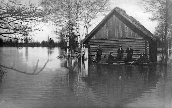 Härrasmehed lootsikutes ehk ühepuupaatides suurvee ajal Soomaal. Foto Soomaa rahvuspargi arhiiv