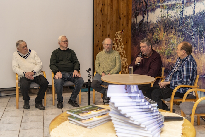 Viis meest istuvad üksteise kõrval ja arutlevad