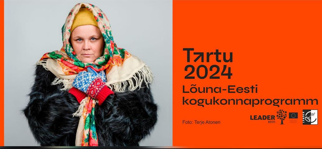 Pearäti ja kasukaga naise foto koos kirjaga Tartu2024 Lõuna-Eesti kogukonna programm