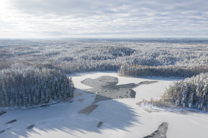 Karges talveilmas paistavad ülevalt vaates härmas puud ja lumekaane alla mattunud Ähijärv