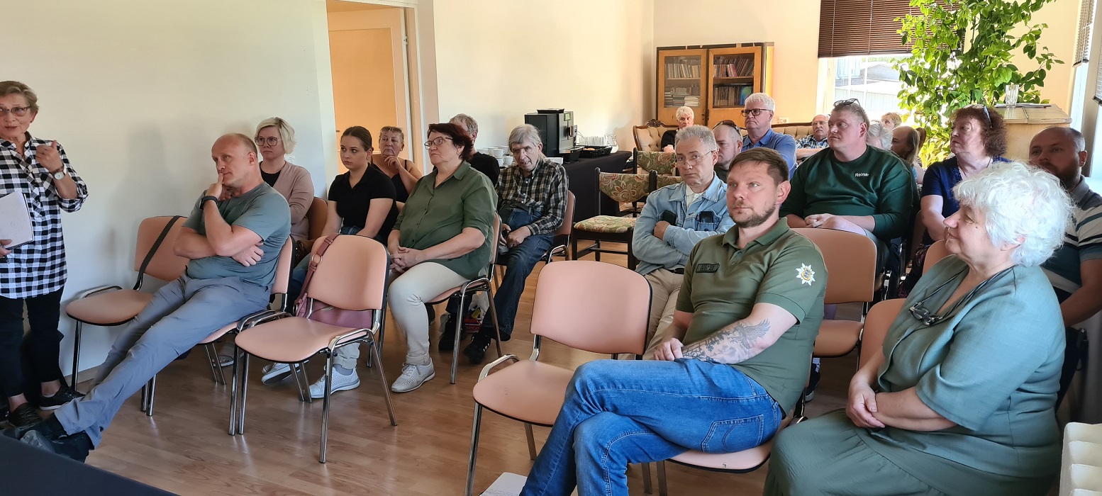 Endla looduskaitseala teabepäeva foto , millle osalejad istuvad Koeru kultuurimaja saalis 