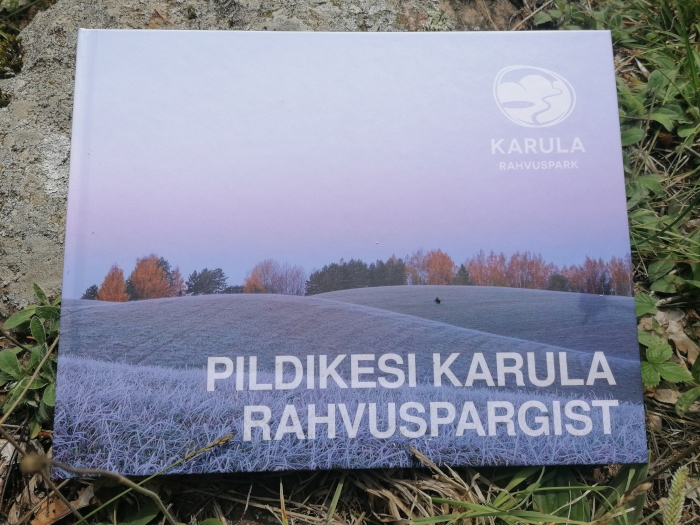 Härmas kuplitega Karula maastiku foto Karula raamatul