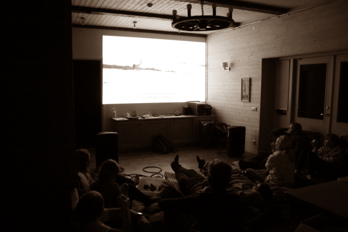 lapsed pikutamas patjadel suure ekraani ees ja vaatamas filmi