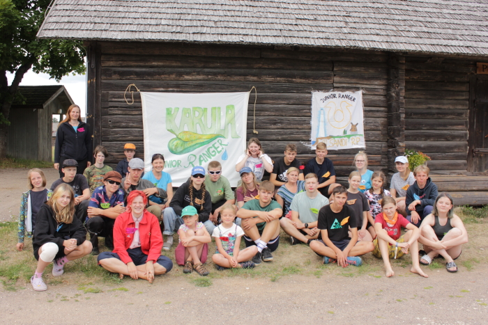 26 Karula ja Vilsandi noort looduskaitsjat vana aida ees