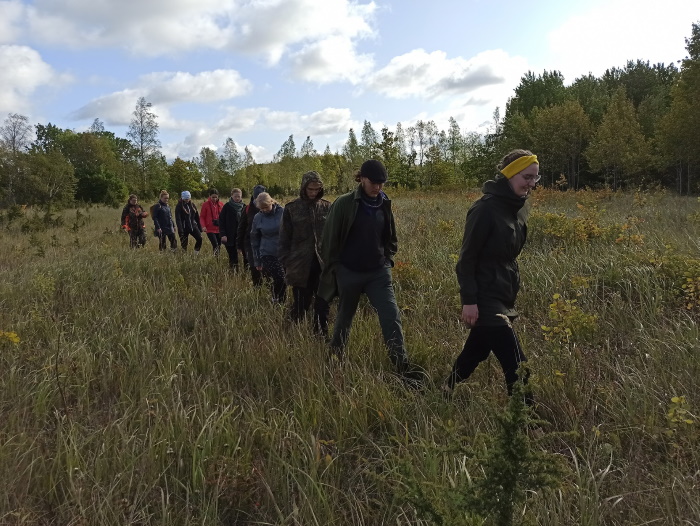 Noored looduskaitsjad teel seeneretkele Matsalu rahvuspargis. Foto: Kalle Kõllamaa
