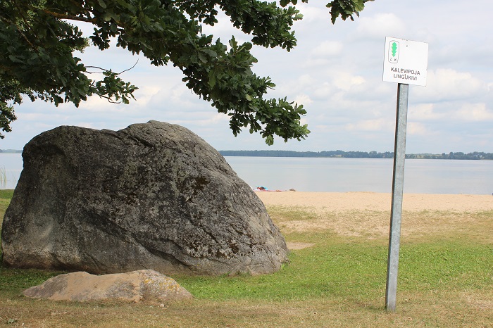 a big stone in beach of Äksi near lake Saadjärv