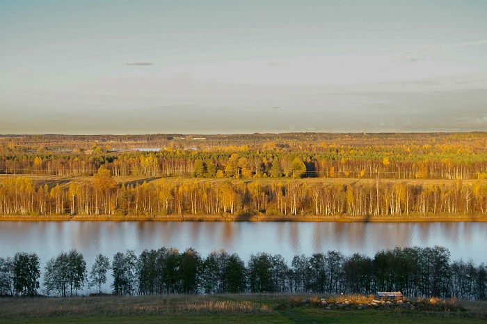 vaade tornist, paistab järvepind ja sügiseselt kuldne metsaviir