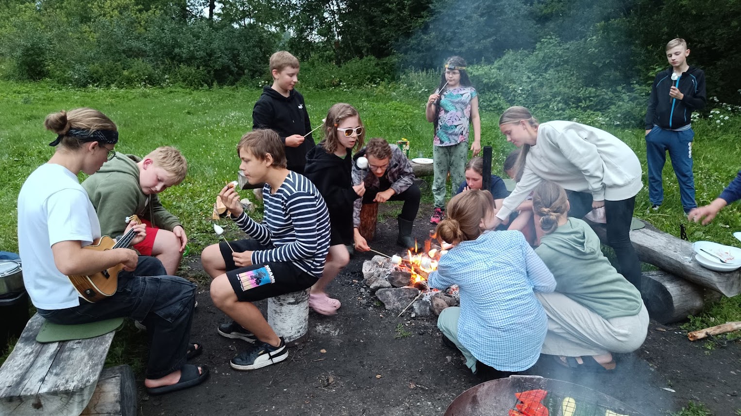 lõkkel vahukommide tegemine ja ukulele mäng