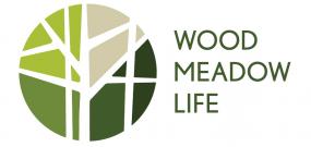 ümmargune logo roheliste ja hallide laikude ning nende vahel valgete joontega. kõrval kirjutatud woodmeadowlife