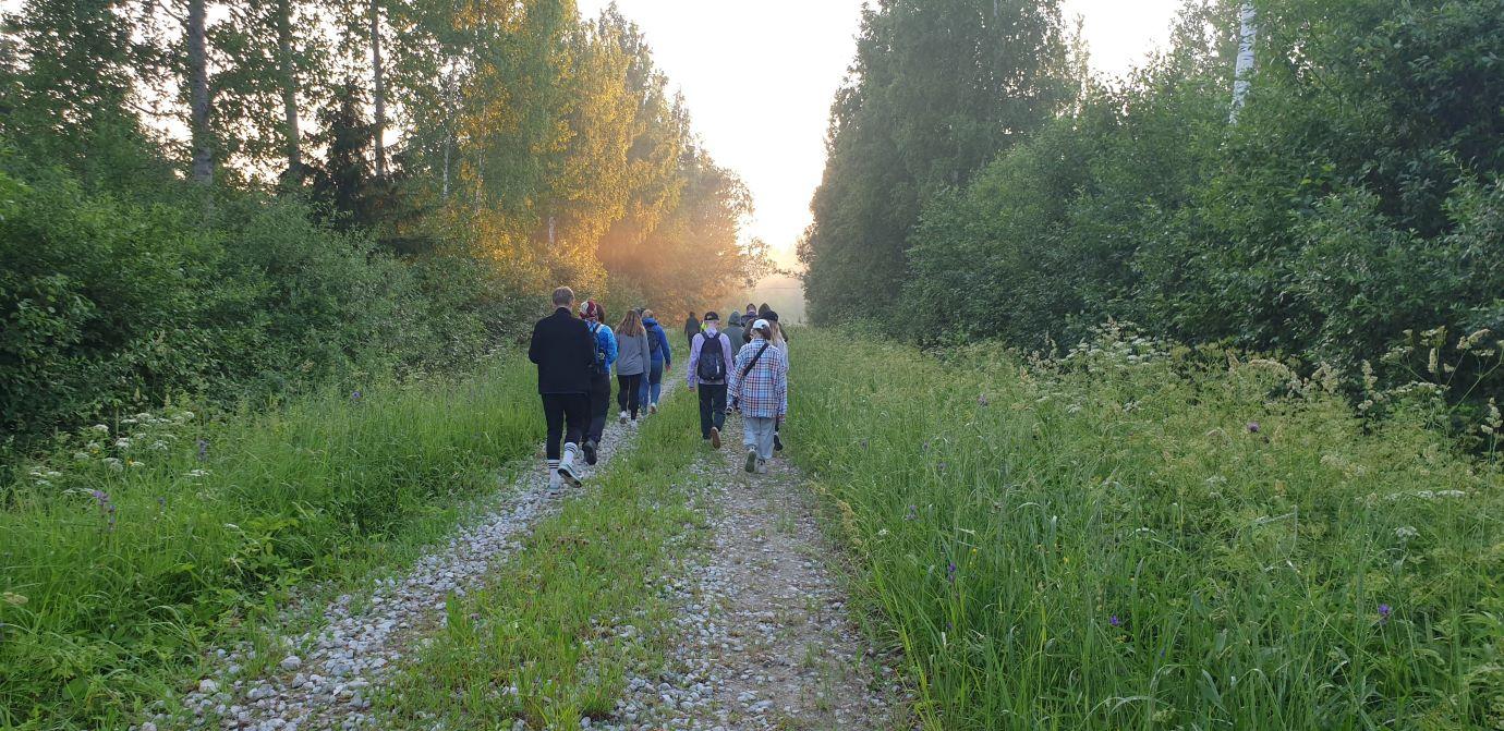 metsarada õhtuses päikesekumad koos noorte matkajatega
