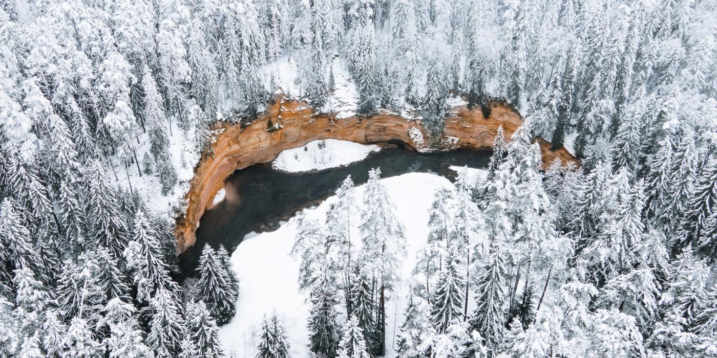 kurvine liivakivipaljand jõe ääres lumises maastikus
