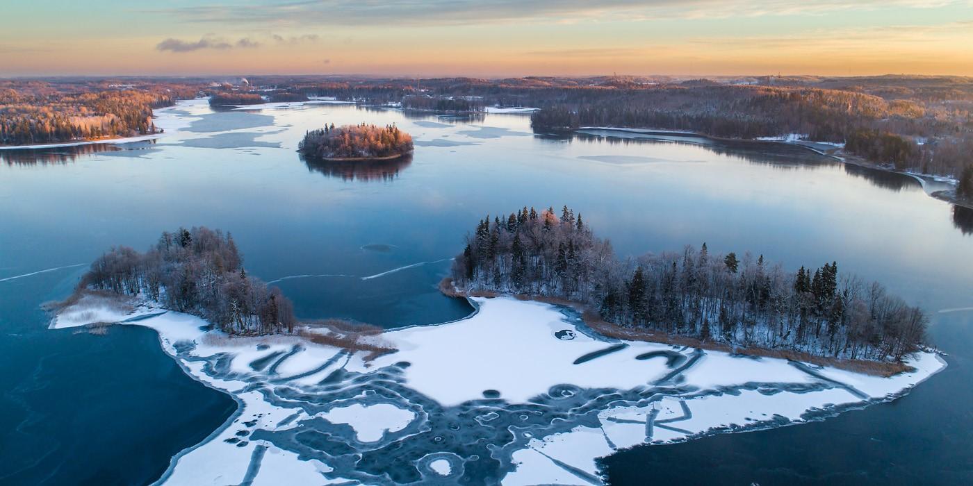 Järv esimeste jäälaikudega. Palju on veel vaba veepinda, järvel on näha kolm väikest saart.
