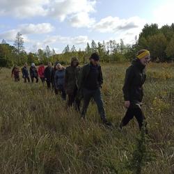 Noored looduskaitsjad teel seeneretkele. Foto: Kalle Kõllamaa