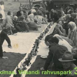 Ähijärve ääres 1960ndatel valge lina söökidega, ääres inimesed. Mustvalge foto.