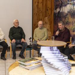 Viis meest istuvad üksteise kõrval ja arutlevad