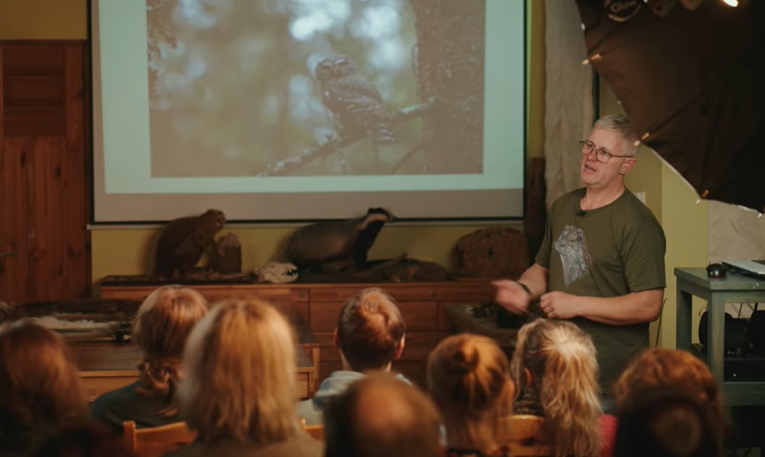 väljavõte vestlusõhtust: pilt värbkakust, mille ees räägib mees