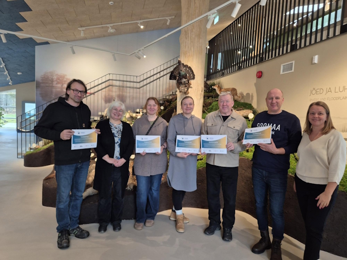 Neli naist ja kolm meest seisavad Soomaa looduskeskuses, sertifikaadid näpu vahel